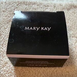 🔥🔥🔥Mary Kay Silky Setting Powder in Black Box